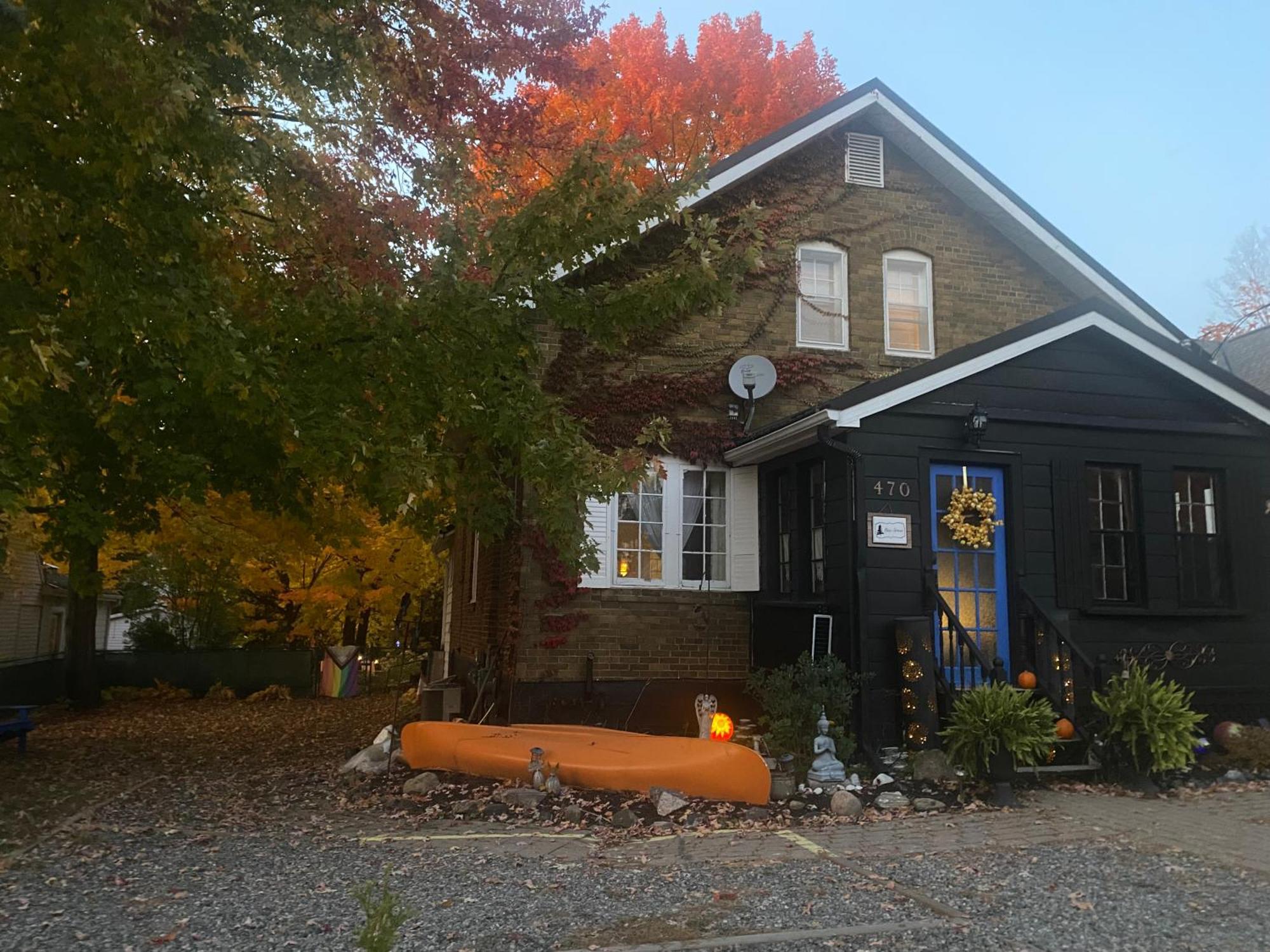 Blue Spruce Bed And Breakfast Muskoka Грейвънхърст Екстериор снимка